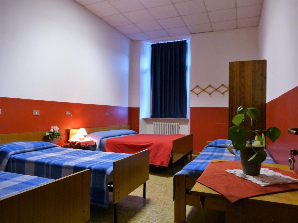 Ostello Al Deserto Chiavenna Bagian luar foto